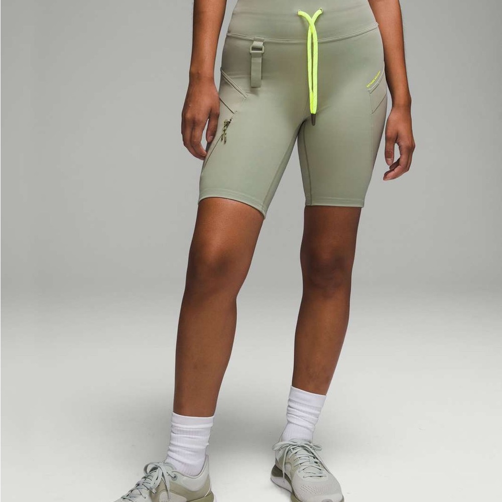 Lululemon Cargo Super High Rise Hiking Short in Lauren Green size 2